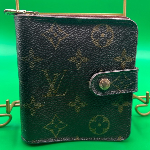 Louis Vuitton Embossed Mens Wallett - Picture 1 of 12